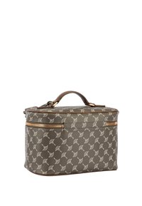 Borsa cosmetica marrone a motivo con chiusura a zip, manico superiore e forma strutturata. Realizzata in materiale sintetico con texture liscia.
