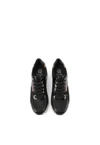 Scarpe sportive nere con tomaia testurizzata, dettagli lucidi e una sottile striscia marrone a contrasto. Presentano lacci e un collo imbottito.