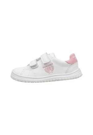 Zapatilla deportiva blanca para niños con dos tiras de velcro, lengüeta rosa en el talón y logo rosa bordado en el lateral.