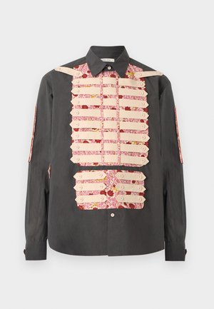 Mørkegrå langærmet skjorte med blomstrede lyserøde paneler og beige knapstropper arrangeret i vandrette rækker på brystet og midten.