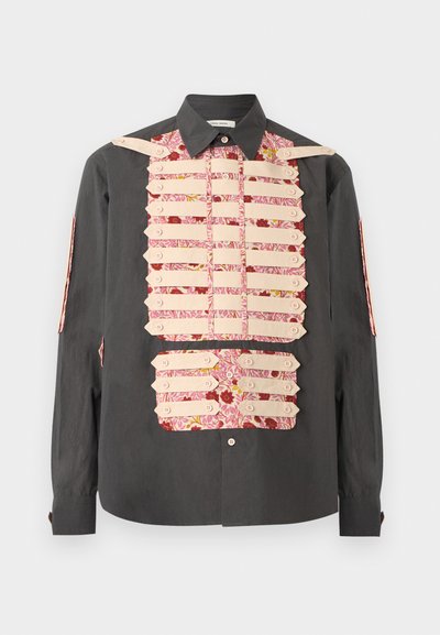 Tumehall pikkade varrukatega särk, millel on lillemustriga roosad paneelid ning beežid nööbitavad rihmad, mis on rindkere ja keskosa horisontaalsetes ridades.