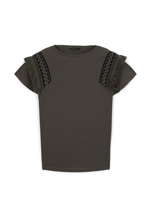 T-shirt verde scuro con maniche corte, rifinito con frange nere e dettagli di tessuto intrecciato sulle spalle. Tessuto morbido con un taglio semplice e classico.