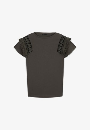 T-shirt verde scuro con maniche corte, rifinito con frange nere e dettagli di tessuto intrecciato sulle spalle. Tessuto morbido con un taglio semplice e classico.