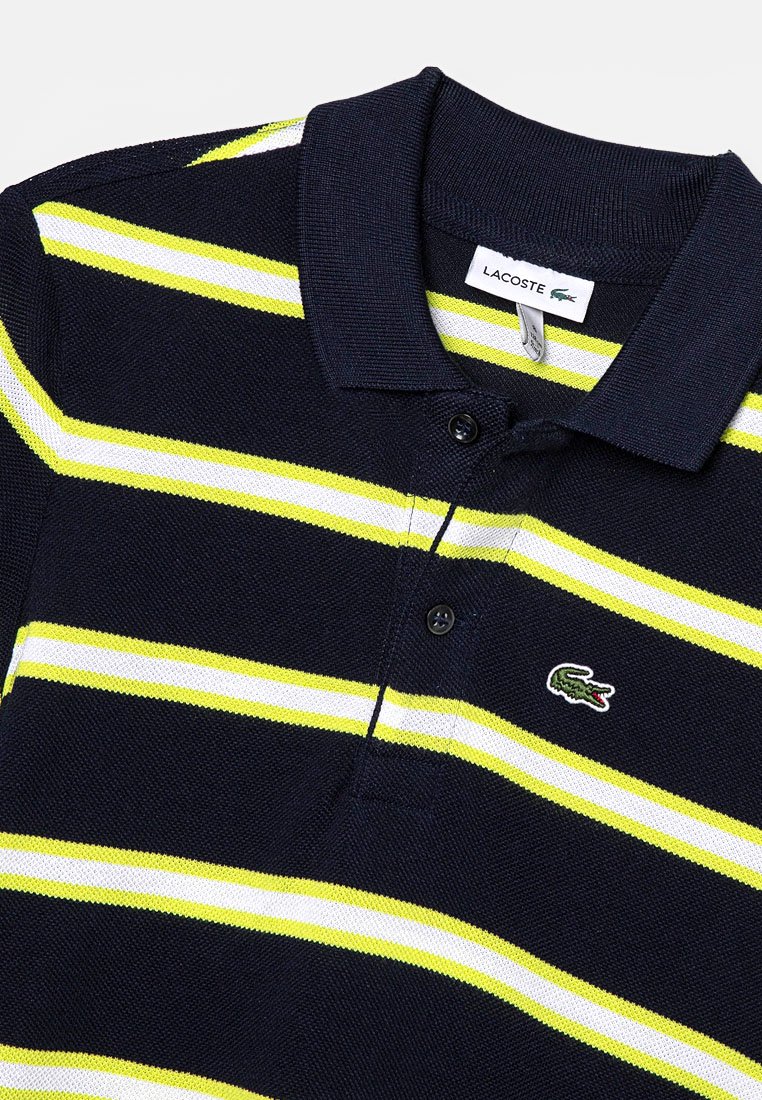 Marineblaues Poloshirt mit horizontalen Streifen in Gelb und Weiß, mit strukturiertem Finish, zwei Knöpfen und einem Lacoste-Logo auf der Brust.