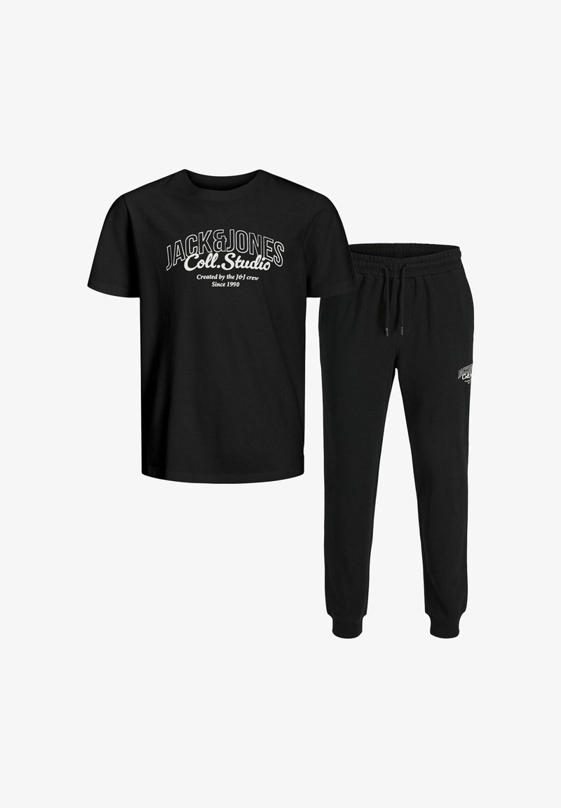 Čierny bavlnený set trička a teplákov. Tričko má biele potlačené logo; nohavice majú elastický pás a manžety. Ľahká látka.