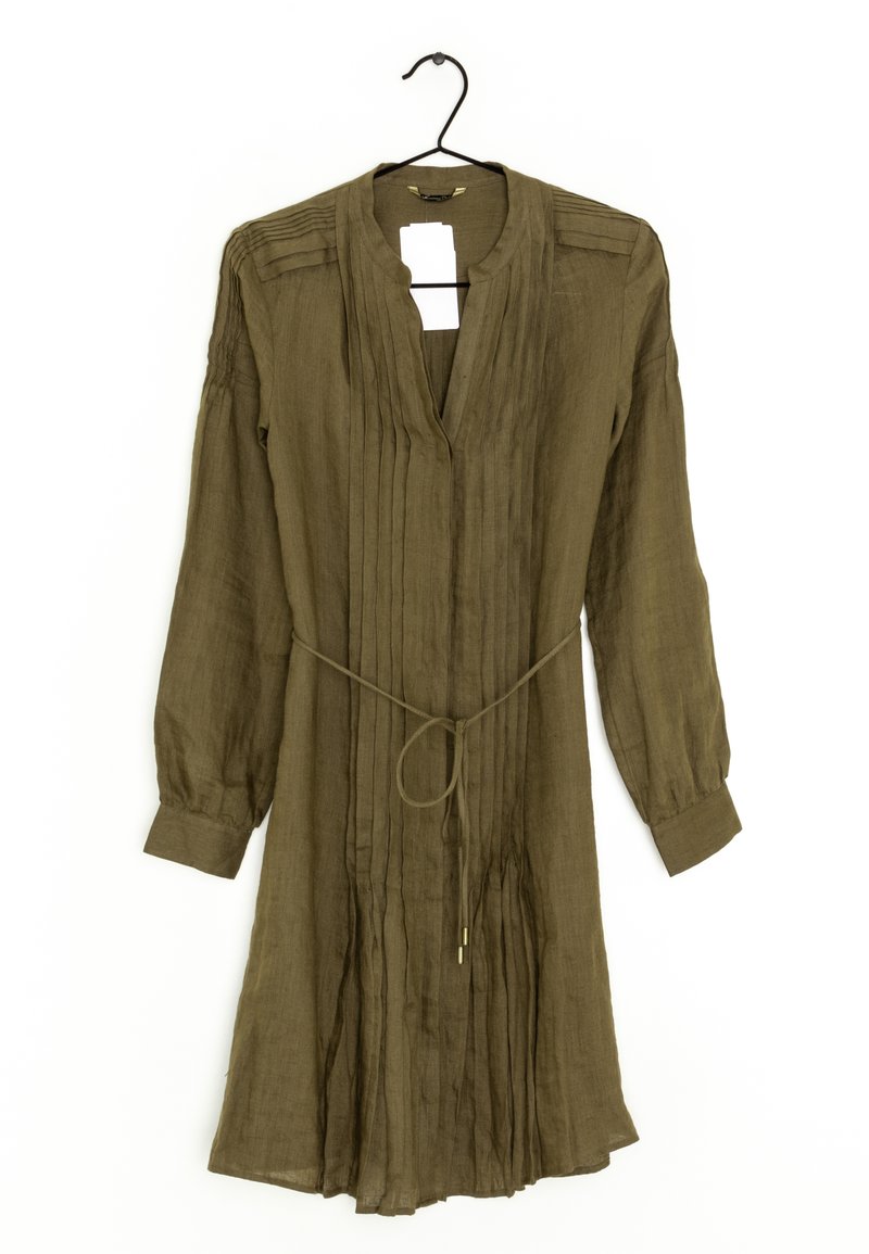Robe en lin vert olive à manches longues avec devant plissé, manches à revers, encolure ronde et fine ceinture à la taille, suspendue à un cintre noir.