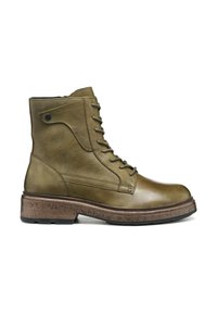 Bottine en cuir vert olive avec des détails de laçage, bout rond, semelle texturée marron et accent noir près du col.