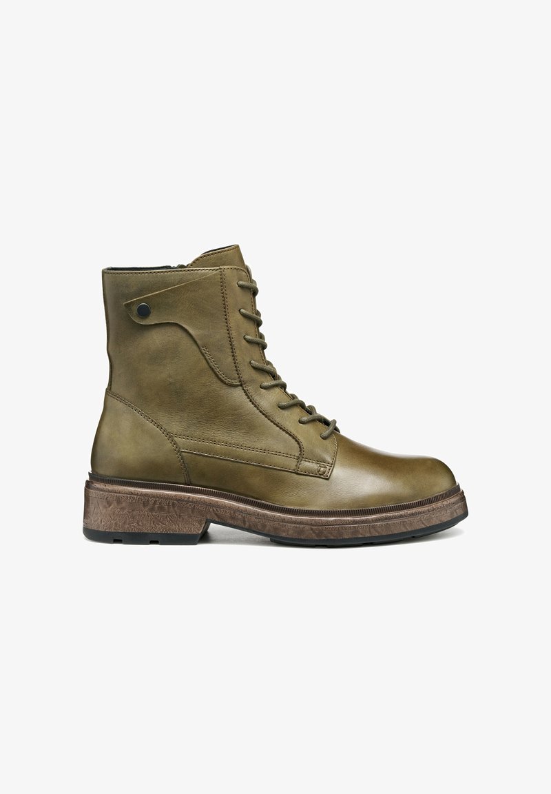 Bottine en cuir vert olive avec des détails de laçage, bout rond, semelle texturée marron et accent noir près du col.