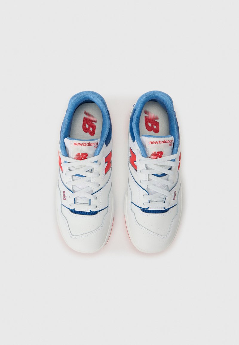 Sneakers bianche con accenti blu, dotate di design con lacci, collarino imbottito, logo rosso e suola strutturata. Contrassegnate "new balance 550."