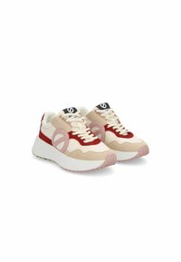 Le sneakers beige e rosse presentano una suola texturizzata, un tessuto morbido, un logo rotondo prominente e dettagli di colore a contrasto sui lati e sulla linguetta.