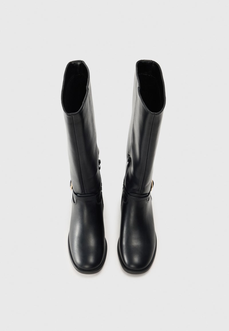 Stivali alti in pelle nera con una texture liscia, punta arrotondata, tacco piatto e dettagli laterali con hardware dorato.