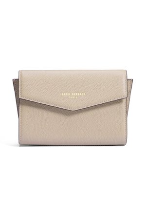 Beige gestructureerde leren portemonnee met klepsluiting, gouden "Isabel Bernard Paris" logo gecentreerd aan de voorkant.