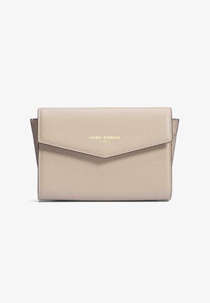 Beige gestructureerde leren portemonnee met klepsluiting, gouden "Isabel Bernard Paris" logo gecentreerd aan de voorkant.