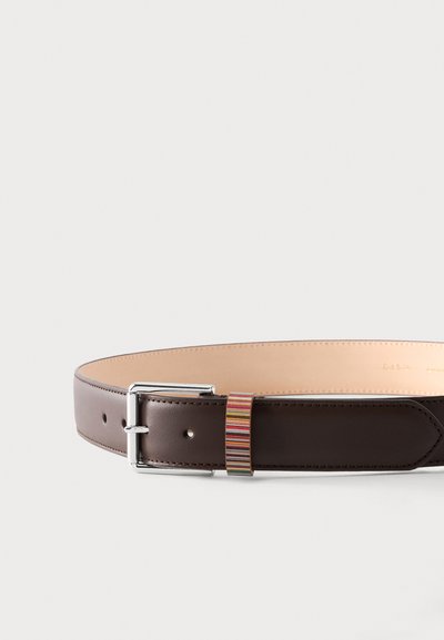 Ceinture en cuir marron foncé avec une boucle rectangulaire argentée et une boucle de ceinture rayée multicolore sur fond blanc.