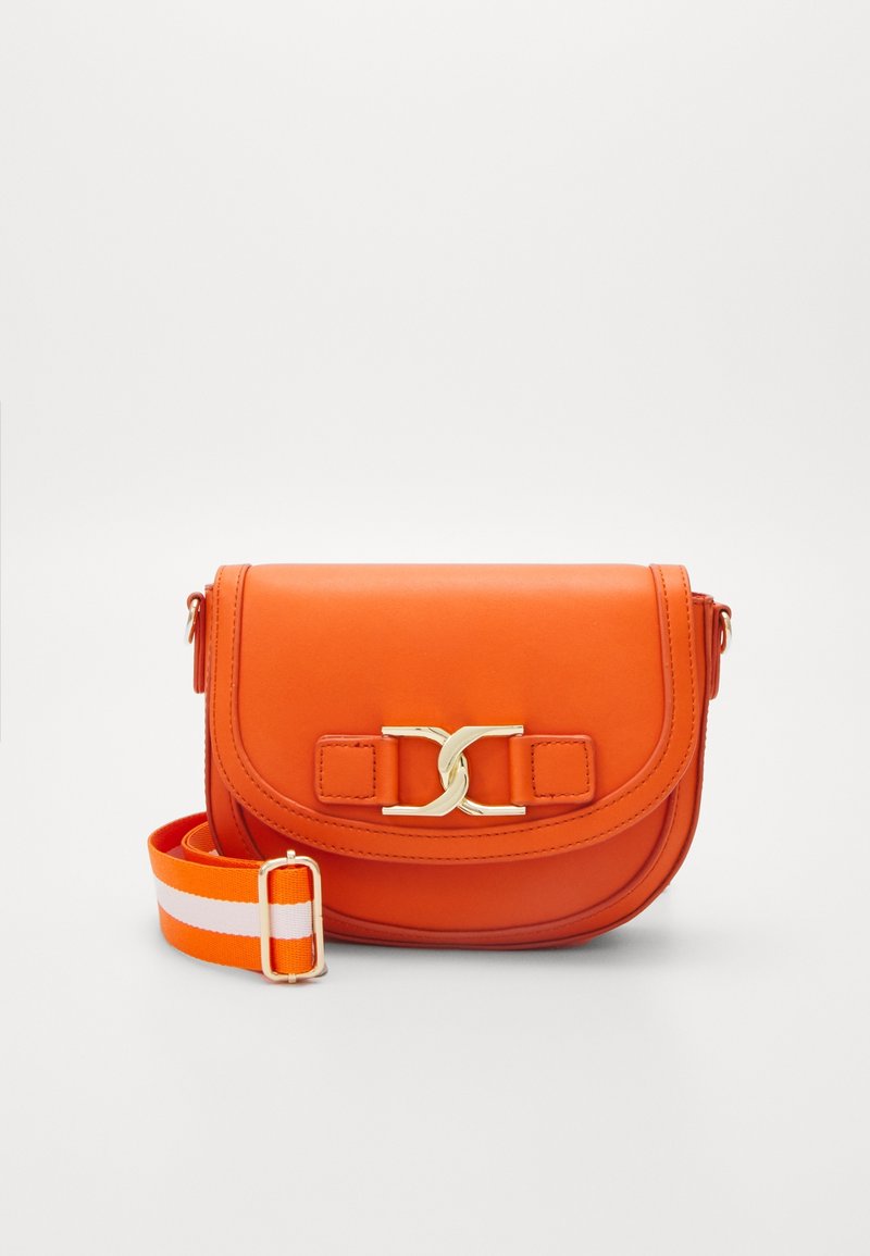 Borsa a tracolla in pelle arancione con forma curvada, hardware dorato, chiusura a patta e tracolla regolabile a righe. Texture liscia, design minimale.