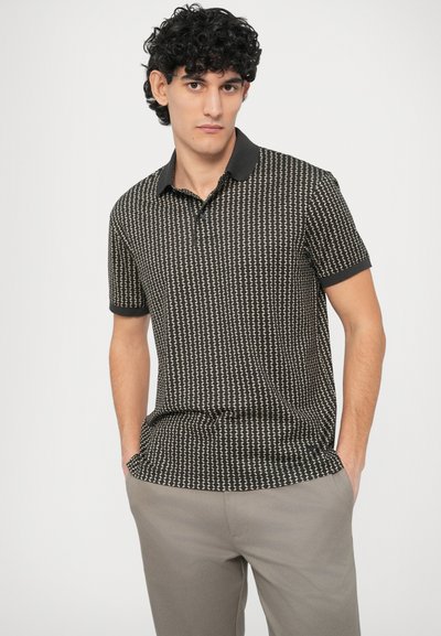 Čierno-biele polo tričko s čiernym golierom. Krátke rukávy a štíhly strih s jemným geometrickým vzorom po celej ploche.