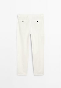 Witte katoenen broek met een gladde textuur, voorzien van twee achterzakken met zwarte knopen, ontworpen voor een rechte pasvorm.