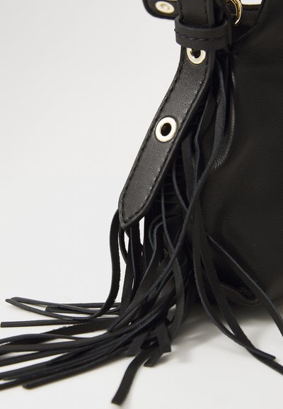 Sac en cuir noir avec de longues franges texturées, quincaillerie dorée et finition lisse. Dispose d'une sangle avec des œillets pour un ajustement.