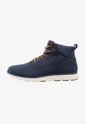 Stivale alto blu navy con imbottitura alla caviglia a motivo nido d'ape, lacci gialli e rossi, suola bianca e logo in rilievo sul tallone.