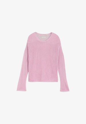 Lichtroze, lange mouwen, gebreide trui met een ronde hals en een opengewerkt patroon, plat liggend op een witte achtergrond.