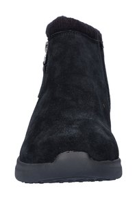 Botín de ante negro con un cuello de punto texturizado, cremallera lateral y suela de goma flexible. Superficie lisa sin patrones visibles.