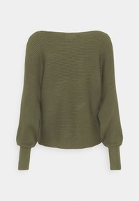 Olijfgroene gebreide trui met ribbeltextuur, brede off-the-shoulder halslijn en ballonsleeves met aansluitende manchetten.