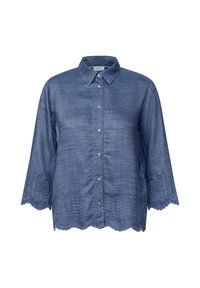 Blå chambrayblus med knäppning framtill, krage och scallopkant. Har ögonlåtseringdetaljer på ärmarna och nederkanten.