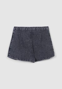 Shorts in jeans scuri con vita alta, caratterizzati da un taglio classico, due tasche frontali e un orlo che curva leggermente verso l'alto.