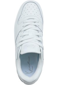 Vita sneakers med snörning, perforerad tåkappa, mjukt läderövre, vadderad krage och kontrasterande ljusblå innersula.