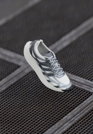 ADIZERO ARUKU UNISEX - Trainers - silver-coloured metallic/crystal white/grey three