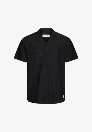 Juoda trumpomis rankovėmis palaidinė su sagomis, dviem krūtinės kišenėmis ir laisvu apykakliu, pateikta ant paprastos baltos fono.