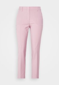 Jasnoróżowe spodnie o dopasowanym kroju, wykonane z gładkiego materiału, z przodu z kantami oraz standardowym paskiem w talii z szlufkami.