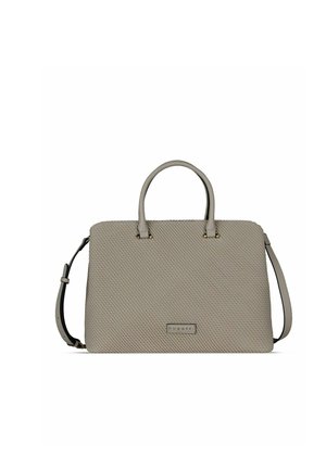 Hellgraue, strukturierte Handtasche mit zwei kurzen Griffen, verstellbarem Schulterriemen und kleiner rechteckiger Bugatti-Logo-Plakette auf der Vorderseite.