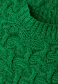 Groen gebreide trui met een getextureerd kabelpatroon, een dikke geribbelde kraag en zacht, dik garen voor extra warmte.