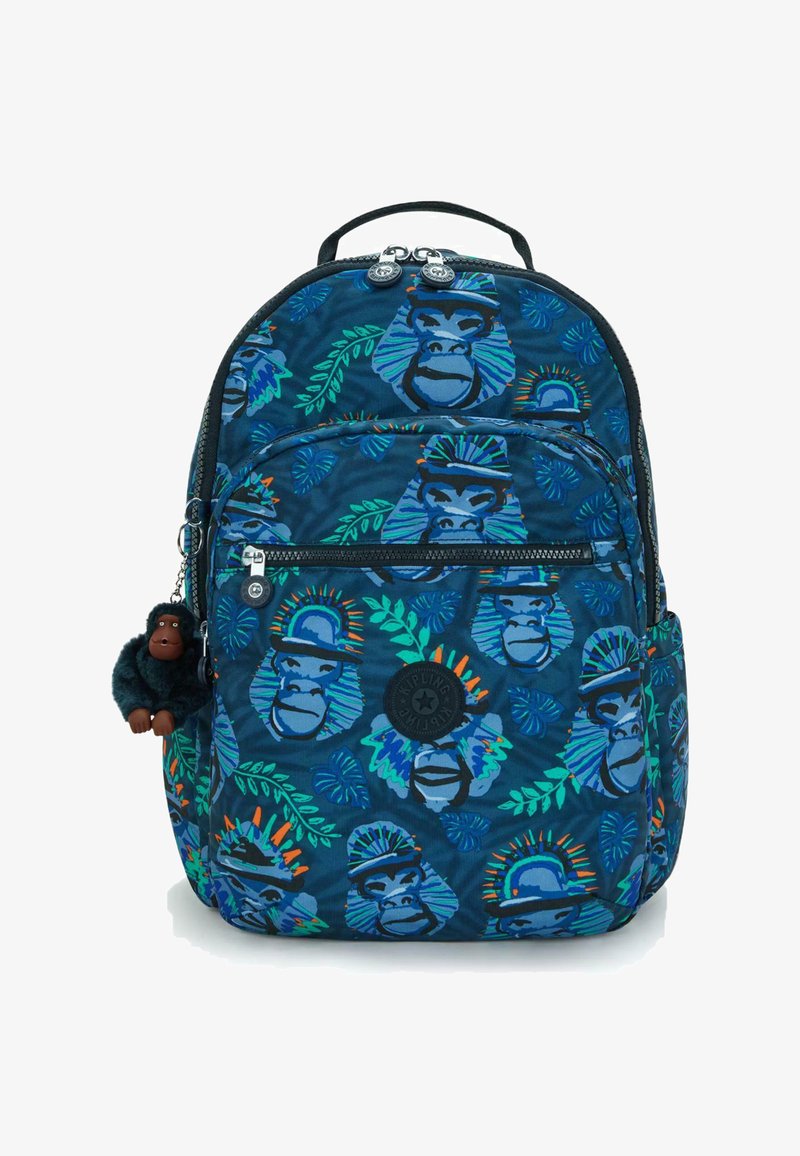 Rygsæk med blåt stof, prydet med gorillaansigtter og livlige bladmønstre. Inkluderer en lille gorilla-nøglering og lynlås lommer.