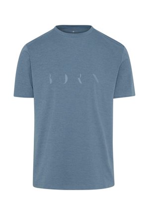 T-shirt bleu à manches courtes en tissu doux, arborant un imprimé subtil "BORA" en bleu clair sur la poitrine, col rond et coupe droite.