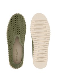 Zapatillas de tela verde tipo slip-on con parte superior texturizada, aberturas elásticas y suela de color beige claro con estrías horizontales. Talla 37.