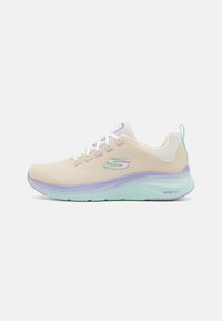 Zapatillas de running beige con parte superior de punto, cordones blancos y suela VAPORFOAM verde menta. Detalles de acento en lavanda en los lados y el talón.