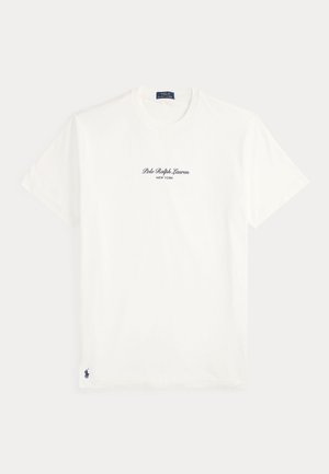 Λευκό μπλουζάκι με κοντό μανίκι με κείμενο "Polo Ralph Lauren New York" στο κέντρο του στήθους και μικρό ναυτικό λογότυπο Polo κοντά στο κάτω στρίφωμα.