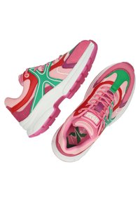 Barevné atletické boty s vrchním dílem z mesh materiálu v růžové, červené, zelené a fialové barvě, která mají silnou bílou podrážku a vzorované detaily.