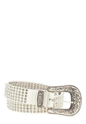 Valge naeltesaheline vöö hõbedase nööpauguga, millel on lillemotiivid, kaunistatud vööpeal mitmete kivideta kaunistustega täiendava detailina.