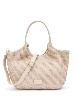 Bolso de mano beige con textura tejida, asas cortas, correa ajustable para el hombro con hebilla dorada y una pequeña etiqueta rectangular de la marca en el frente.