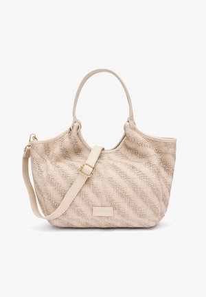 Borsa beige tessuta con manici corti, tracolla regolabile con fibbia dorata e piccola targhetta rettangolare del marchio sul davanti.