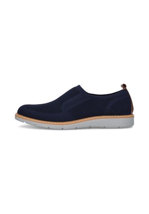 Scarpa slip-on in maglia blu navy con suola bianca, bordatura marrone chiaro e linguetta al tallone, progettata per un look casual.