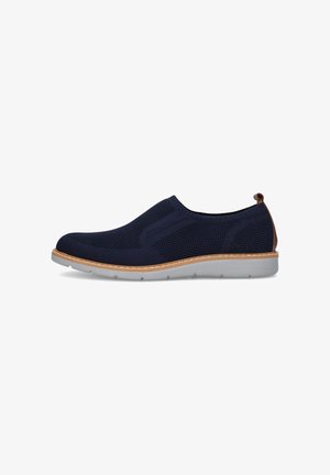 Scarpa slip-on in maglia blu navy con suola bianca, bordatura marrone chiaro e linguetta al tallone, progettata per un look casual.