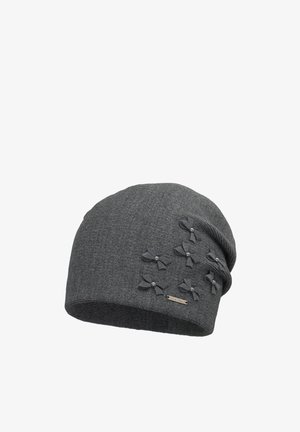 Szary dzianinowy beanie o teksturowanym wykończeniu, z dekoracyjnymi materiałowymi kokardkami i małymi perłowymi akcentami po bokach. Dołączona srebrna metka marki.
