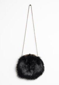 Czarna torebka z sztucznego futra o zaokrąglonym kształcie, z metalowym zapięciem i srebrnym łańcuszkiem. Posiada miękką teksturę i pełny wygląd.