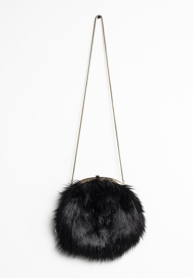 Czarna torebka z sztucznego futra o zaokrąglonym kształcie, z metalowym zapięciem i srebrnym łańcuszkiem. Posiada miękką teksturę i pełny wygląd.