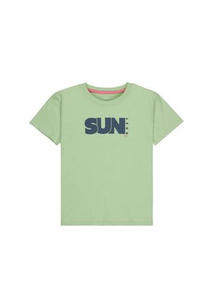 Camiseta de color verde claro hecha de algodón, con mangas cortas y cuello redondo, que presenta un gran gráfico en azul marino con la palabra "SUN" y un pequeño logo de "ROXY".