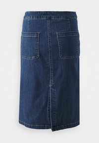 Mörkblå denimkjol med rak passform, två bakfickor och en slits baktill. Tyget har en mjuk yta och minimala sömdetaljer.